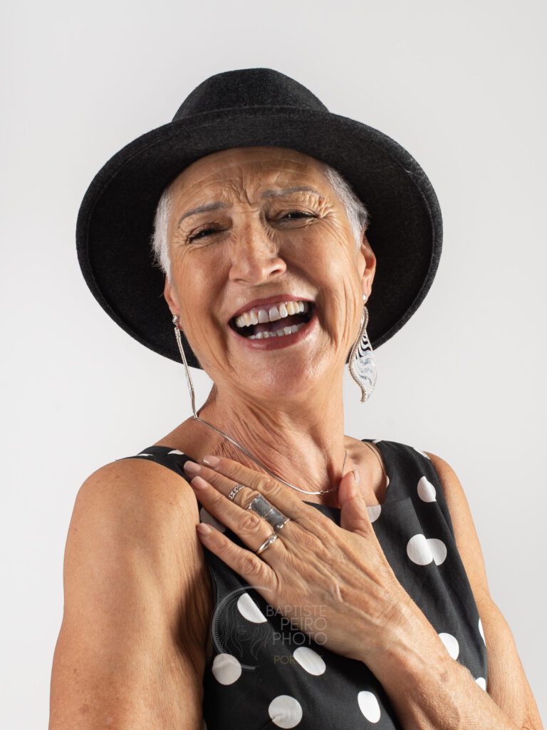 Retrato headshot de una mujer de 60+ con mucho estilo