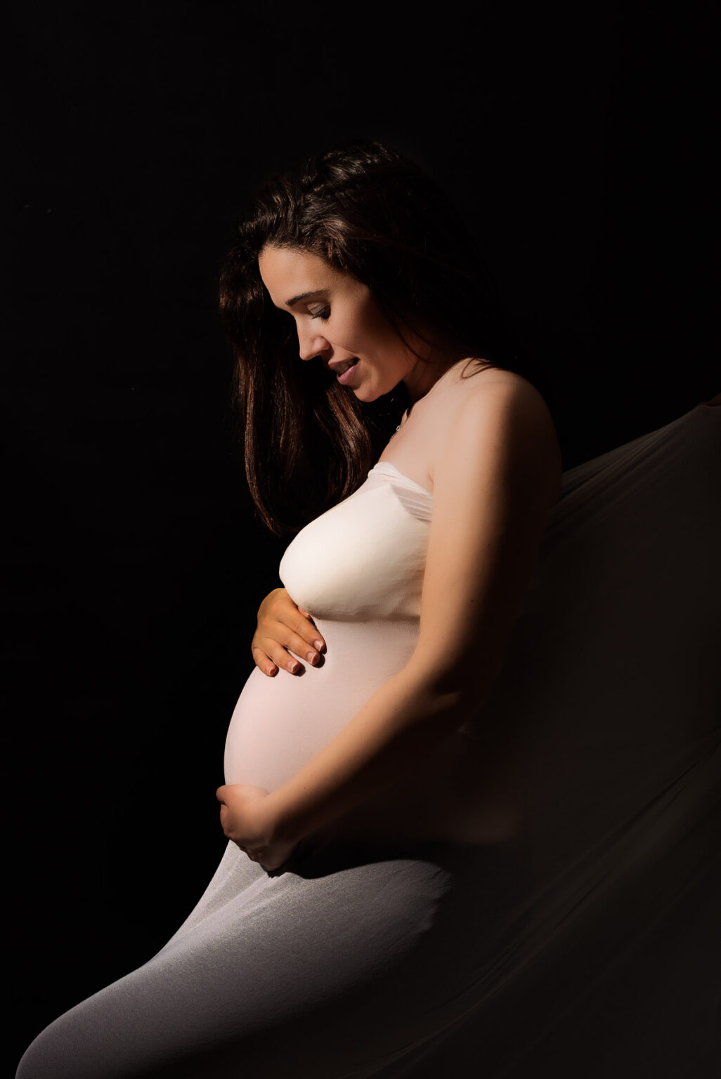 Beauty and pregnancy portrait by Peirophoto.com